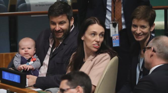 premiera cu bebelusul in hemiciclu