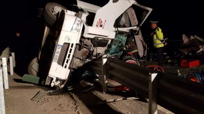 tragedie in arad un sofer de tir a murit strivit in cabina