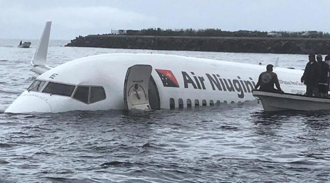 un avion a plonjat intr o laguna din pacific