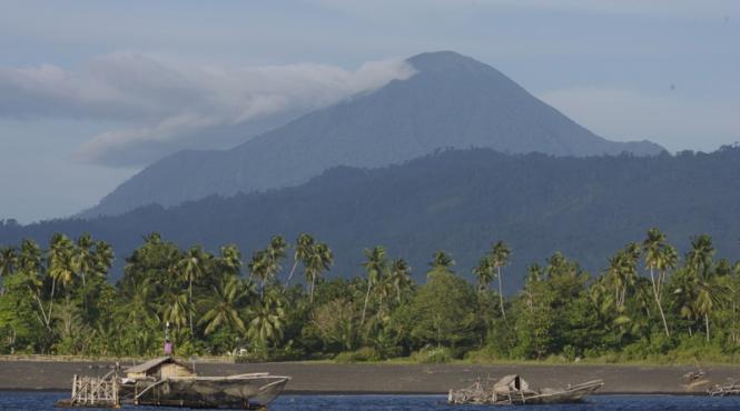 vulcanul soputan de pe insula indoneziana sulawesi a erupt