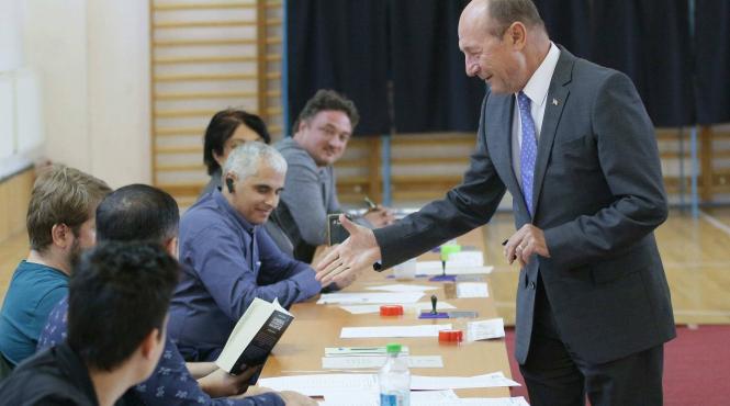 referendum familie 2018 incident cu traian basescu la sectia de votare