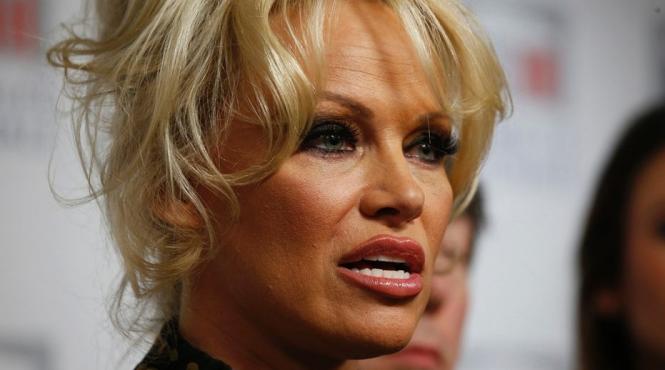 pamela anderson inchisa intr o cusca pentru a denunta suferintele la care sunt supuse animalele