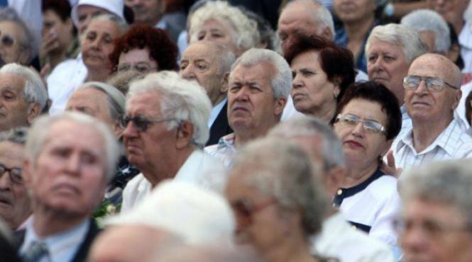 zeci de pensionari protesteaza in fata guvernului