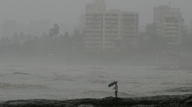 mii de persoane evacuate in india din cauza unui ciclon puternic