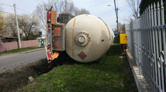 accident teribil in maramures un camion incarcat cu butelii cu butan s a rasturnat pe dj 197