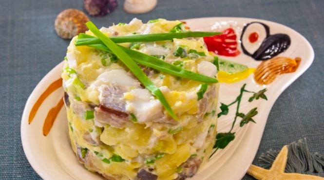 salata cu hering si cartofi