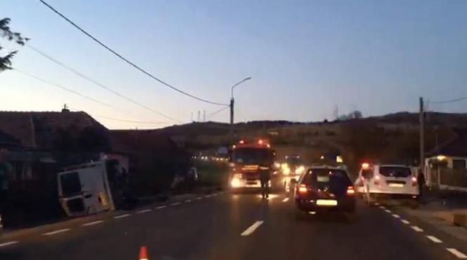 accident grav in mures patru copii din franta la spital dupa ce microbuzul care ii transporta a intrat intr un cap de pod
