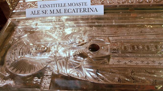 racla cu moastele sfintei mucenite ecaterina dusa inapoi in grecia
