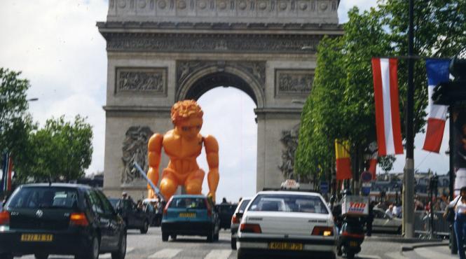 un politist francez batut de huligani germani va fi decorat