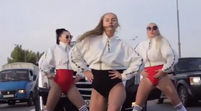 video sotia unui deputat a blocat un drum pentru filmarea unui videoclip