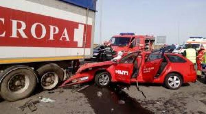 patru persoane au fost ranite dupa ce masina in care se aflau a intrat in coliziune cu un tir