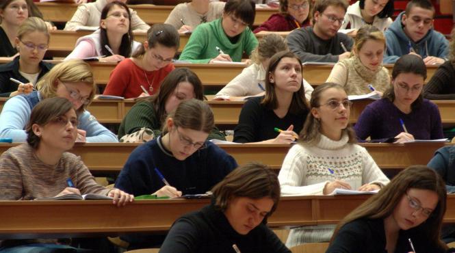 universitatea datornicilor 1 300 de studenti si repetenti si cu banii luati