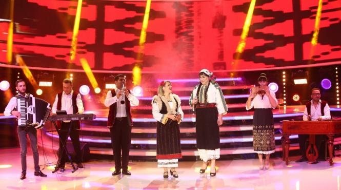 mirela vaida imbraca portul popular moldovenesc si canta cu alin gheorghisan la te cunosc de undeva