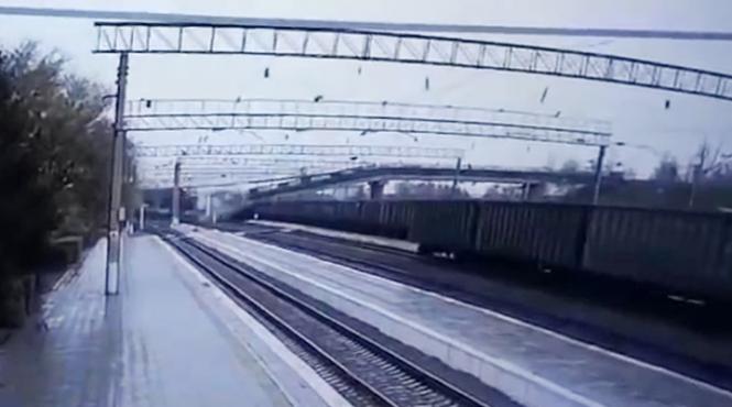 video un pod care trecea peste calea ferata transsiberiana s a prabusit cand un camion se afla pe el