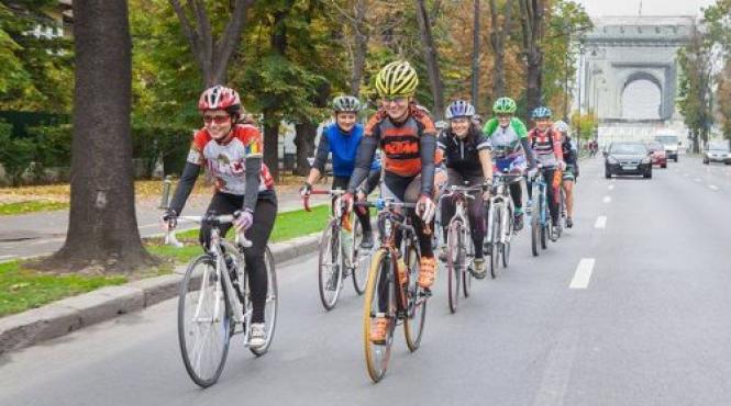 trafic rutier restrictionat sambata pe splaiul unirii din capitala cu ocazia desfasurarii unui concurs de ciclism
