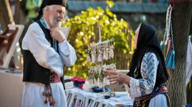 mesteri populari ansambluri folclorice si produse din gastronomia locala la targul de sfantul dumitru de la muzeul satului
