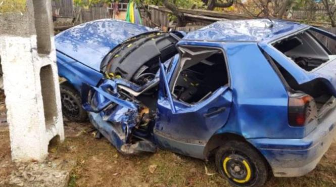 accident grav in suceava un tanar de 17 ani a murit intr o masina strivita intre un stalp si un gard