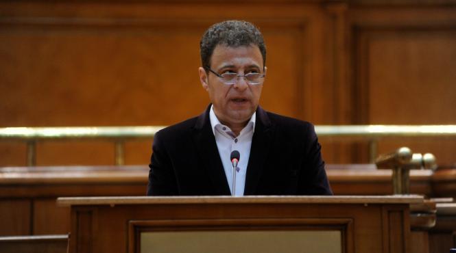 vrem sa sustinem distractia cu banii saracilor