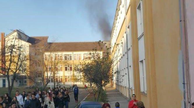 incendiu in subsolul unui liceu din hunedoara peste 800 de elevi au fost evacuati de urgenta