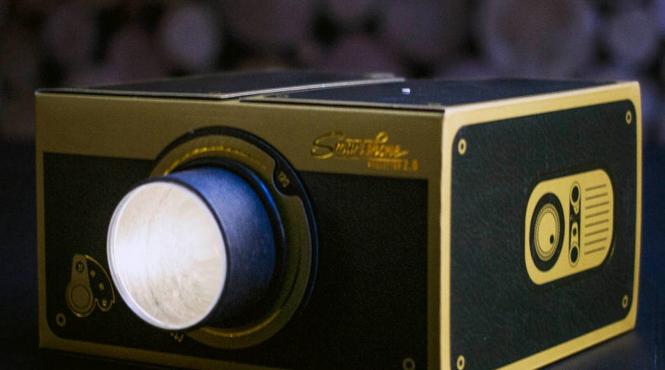 transforma ti telefonul in proiector