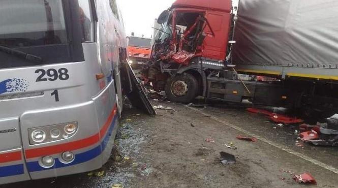 accident teribil pe dn 65 intre pitesti si slatina impact violent intre un tir si un autocar au fost anuntate 8 victime