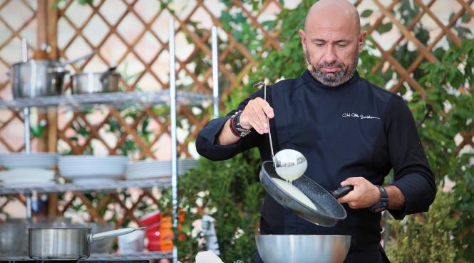 chef scarlatescu gateste clatite in cea mai importanta lupta a amuletelor