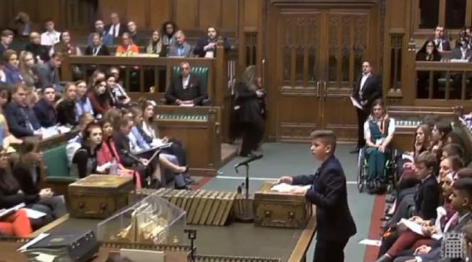un copil roman a ridicat parlamentarii britanici in picioare cu un discurs exceptional
