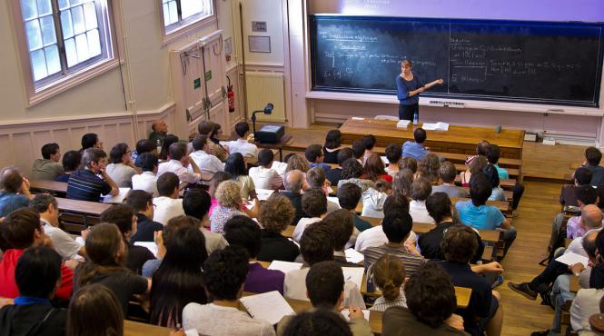 o studenta a fost data afara de politie pentru ca tinea picioarele pe banca