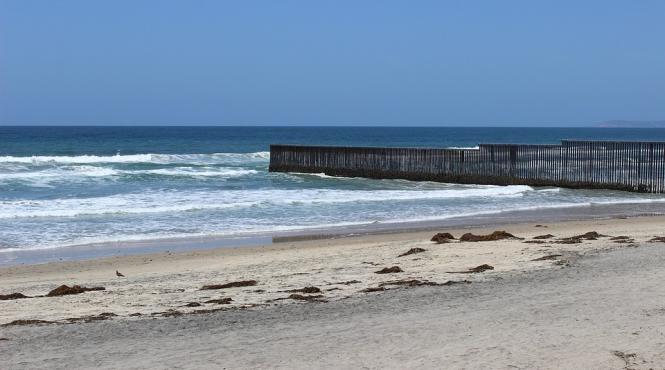 caravana cu migranti sute de imigranti au ajuns la granita cu sua