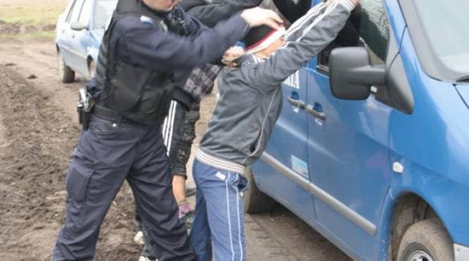 incredibil patru copii cu varste intre 13 si 15 ani au talharit un batran de 85 de ani in botosani