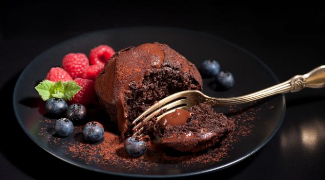 reteta zilei negresa cu ciocolata si sos de afine si scortisoara