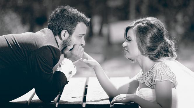 razbunarea unei mirese a asteptat pana a ajuns in fata preotului si apoi a citit mesajele mirelui catre amanta