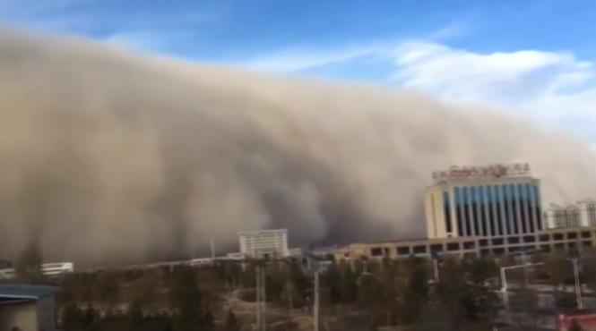 video oras din china inghitit de o furtuna de nisip