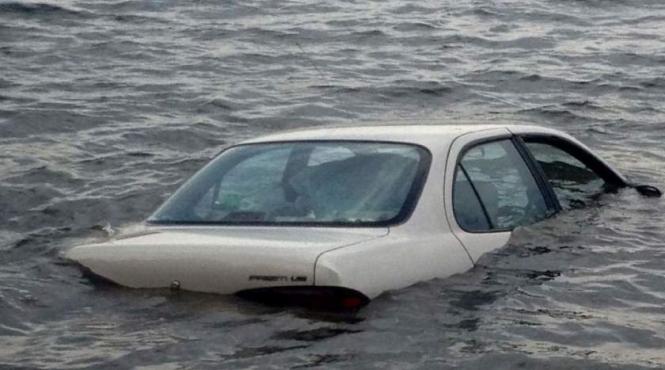 alerta in capitala un autoturism a cazut in lacul vadu mosu