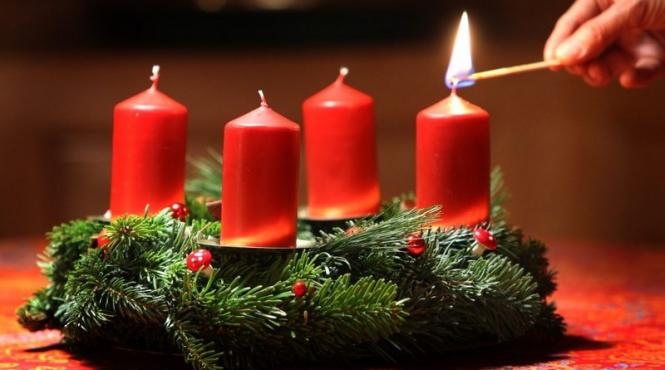 in toate casele catolicilor a fost aprinsa prima lumanare de advent