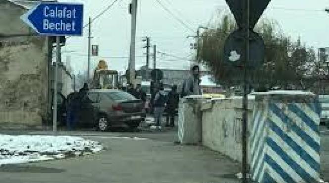 accident teribil in craiova o soferita a lovit un pieton si s a oprit cu masina intr un imobil