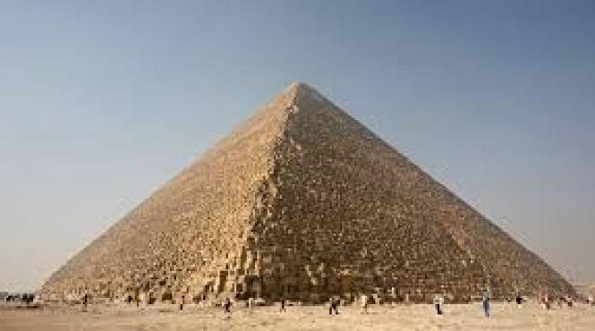 un cuplu dezbracat s a filmat pe marea piramida din giza