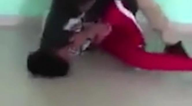 un profesor si a trantit elevul cu capul de podeaua clasei