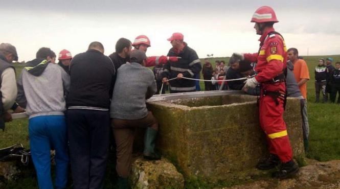 un barbat din bihor a fost salvat de pompierii dupa ce a cazut in fantana din curtea casei