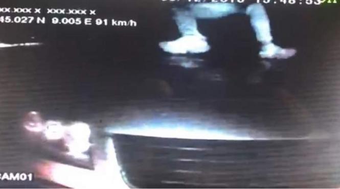 lovitura in trafic pe centura buzaului sapte hoti filmati cum fura dintr un tir in mers bunuri de zeci de mii de euro