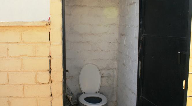 o fetita s a dus la politie pentru ca tatal ei nu s a tinut de cuvant ca ii va construi o toaleta