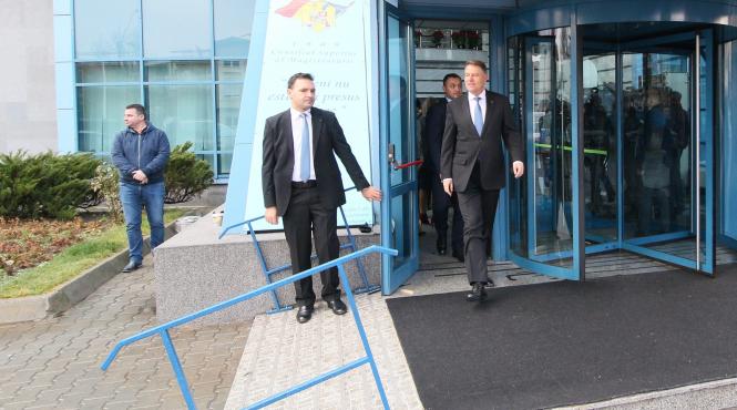 iohannis k w tine cu dintii de protocoale