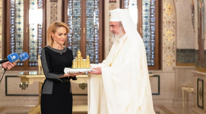 gabriela firea a primit un cadou de la patriarhul daniel