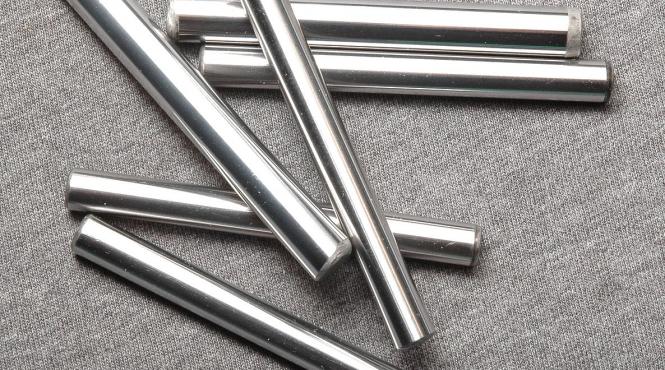 o masinarie a strapuns un muncitor cu 10 tije metalice de 30 de centimetri