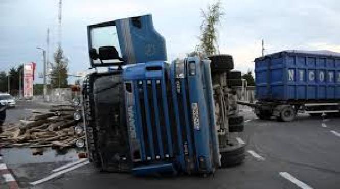 atentie soferi circulatie ingreunata pe dn 17c din cauza unui autocamion cu lemne rasturnat