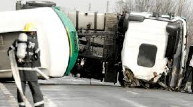 accident spectaculos in cluj o cisterna cu motorina s a rasturnat pe dn 1
