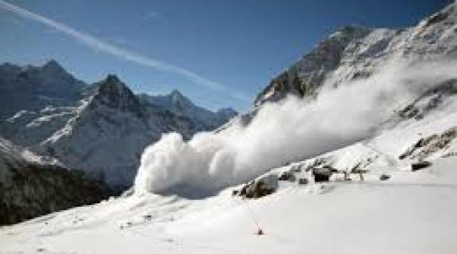 mii de turisti blocati in statiunile din austria din cauza riscului de avalanse