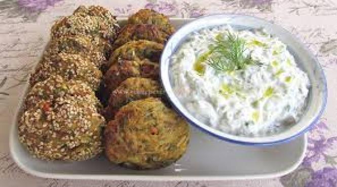 reteta zilei chiftelute cu susan si sos tzatziki cu avocado