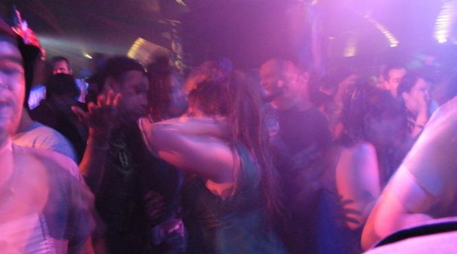 o fata acuza ca a fost violata dupa ce s a culcat cu un barbat si s a trezit cu altul