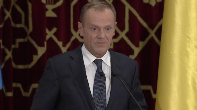 helmuth duckadam i a facut un cadou lui donald tusk